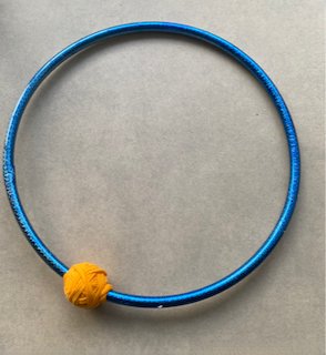 Aro de "hula hoop" con moño de lana para representar Luna o Tierra y su órbita