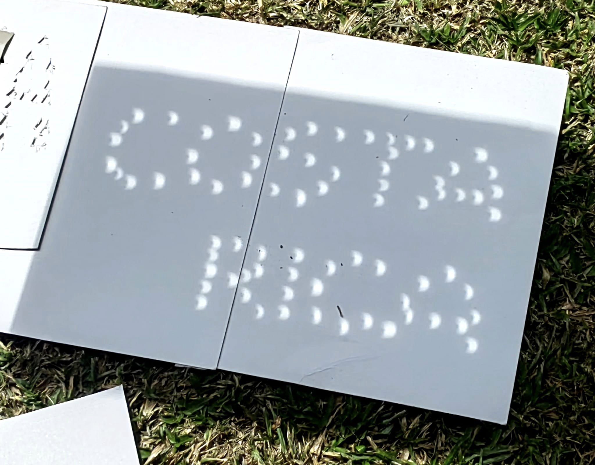 proyecciones del Sol por un cartón huequeado