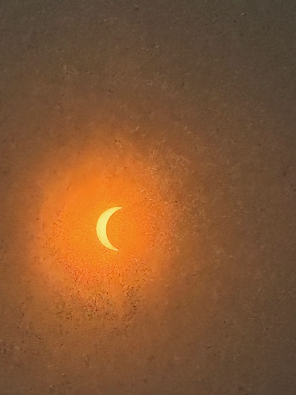 Eclipse parcial con celular, foto Claudio López