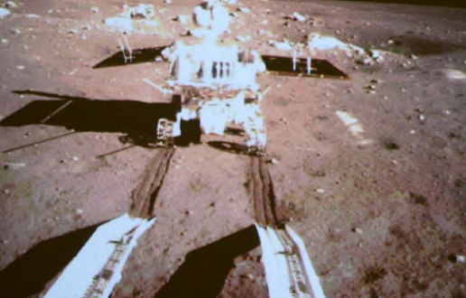 Yutu, el conejo chino, investiga la superficie lunar